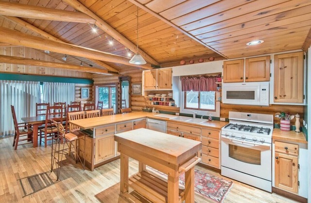 Tranquil Pines Retreat ⁓Large Hot Tub ⁓