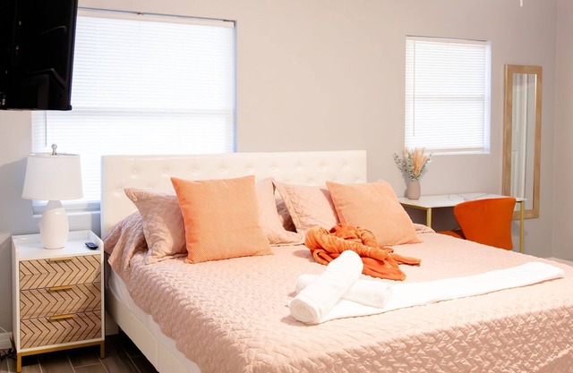 Tranquil Retreat: King Bed, Office, Patio