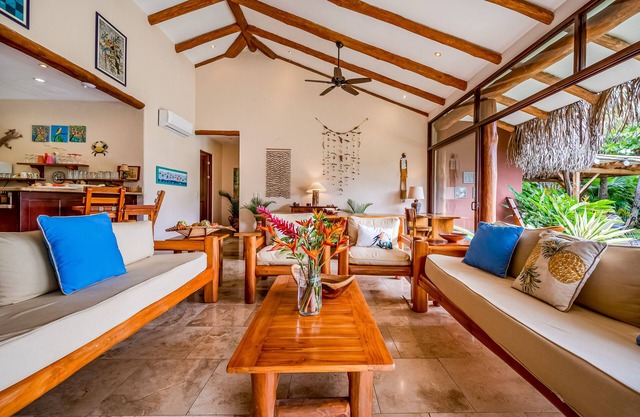 Tranquil retreat with amazing views of rainforest & ocean, pool, rooftop balcony