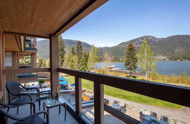 Tranquil Ski Haven, Lake & Mountain Views, Parking