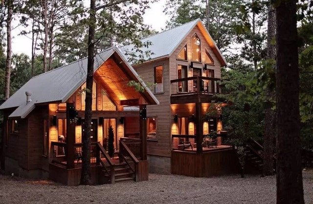 Tranquil Skies Cabin - Charming 2-bedroom cabin, pet-friendly.