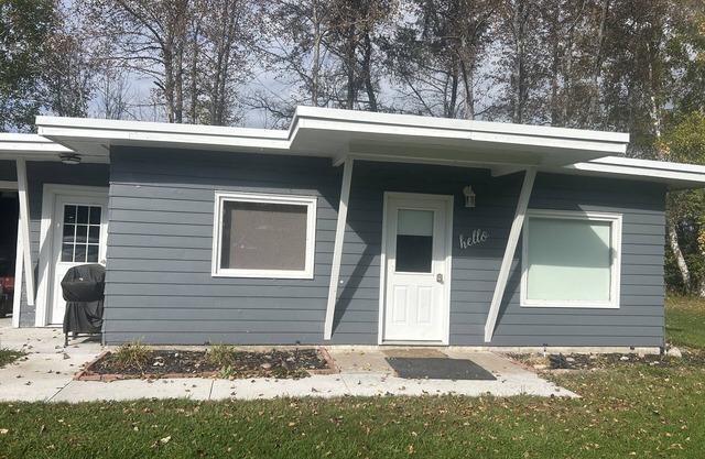 Tranquil waterfront cabin with AC in charming Barbeau with outside fun zone