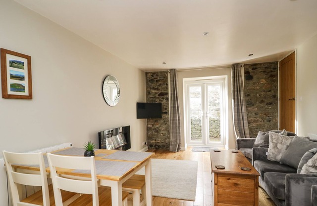 TRANQUILLITY, family friendly, character holiday cottage in Threlkeld