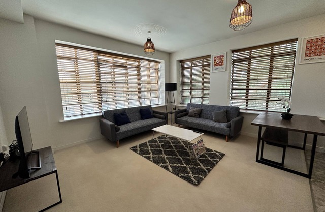 Travaal.com - FREE-WIFI-NETFLIX-PARKING - 2 Bedroom Apartment - Farnborough