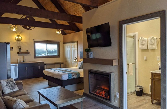 Treasure Chest - Deluxe King Suite with Fireplace, Pet Friendly
