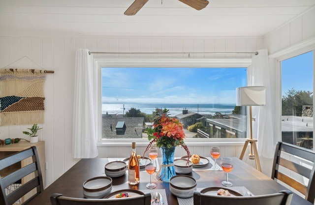 Treasure Hideaway-Manzanita Or., Ocean View,Fenced Yard, Arcade games, Dog Ok