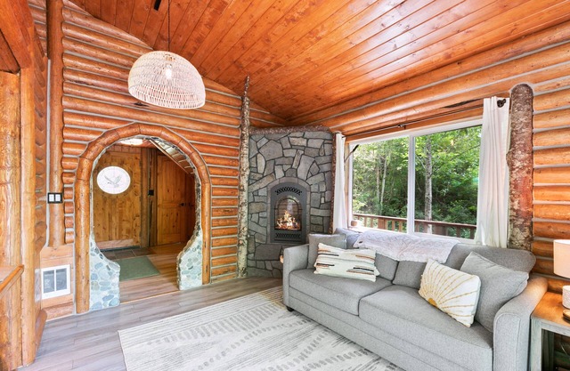 Tree Frog Terrace - mountain trail w/views, river access, 4+pets