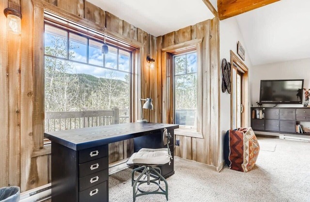Tree House Cabin-Unique 2BR Home w/Shared HotTub!