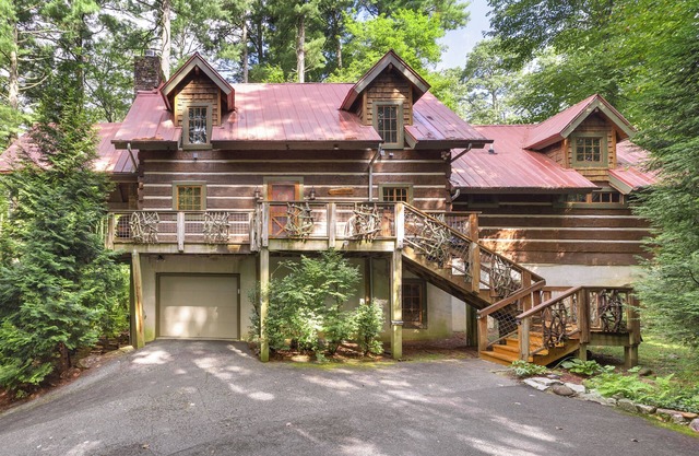 Tree House in Highlands only a short walk to Main St, Hot Tub, Wifi.