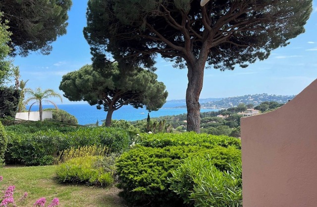 Tree-lined residence with swimming pool