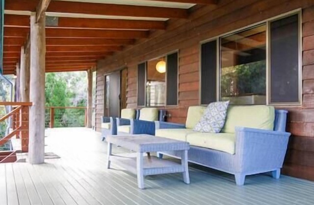 Tree & Sea - huge dual living, sleeps 11