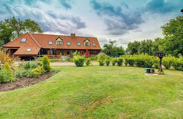Tree Tops - One Bedroom House, Sleeps 2
