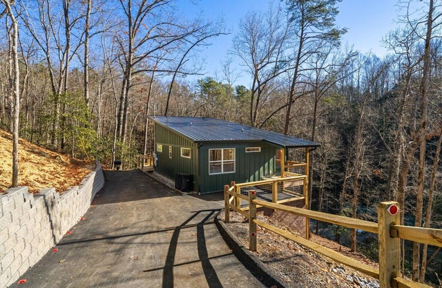 Treehouse Cabin with XLarge Outside Living Space 10 Mins from downtown!