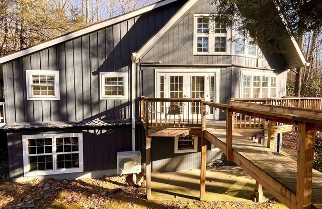 Treehouse Chalet w/Hot Tub, overlooking a creek on 6 acres