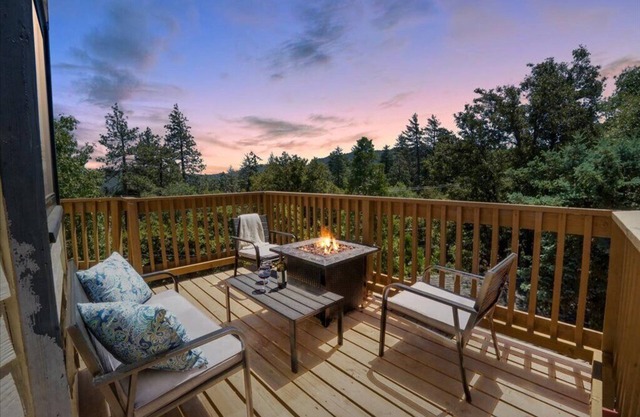 Treetop Haven - Indoor Jacuzzi & Hockey Table - Pet-friendly