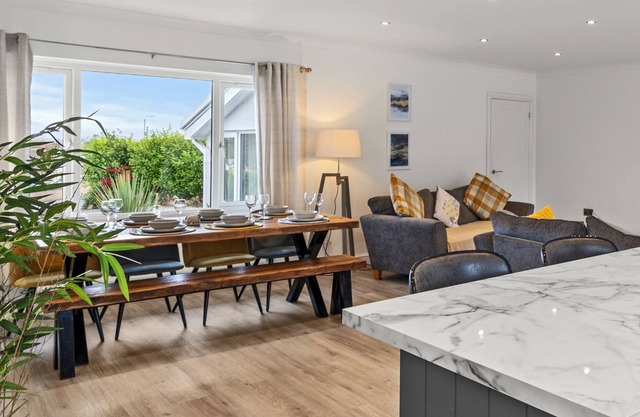 Treetops - Modern Cottage, Close to Beach