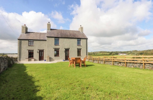 TREFOR GANOL, pet friendly, with open fire in Pentraeth