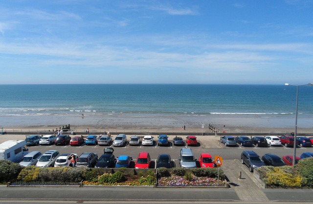 Trem Enlli is a homely 2 bed seafront apartment in Tywyn