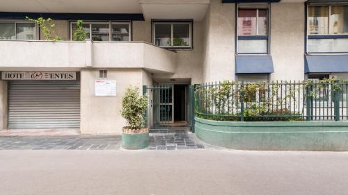 Trendy 1BD Retreat with Patio Goutte d'Or