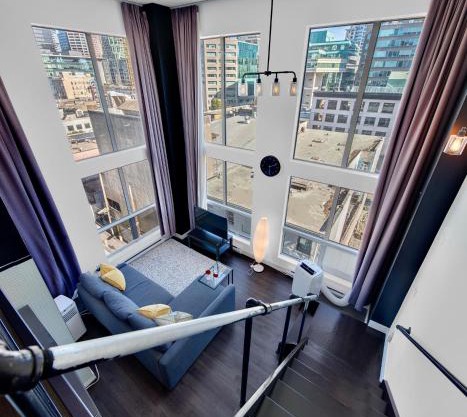 Trendy Downtown Loft Apartment - King Bed!