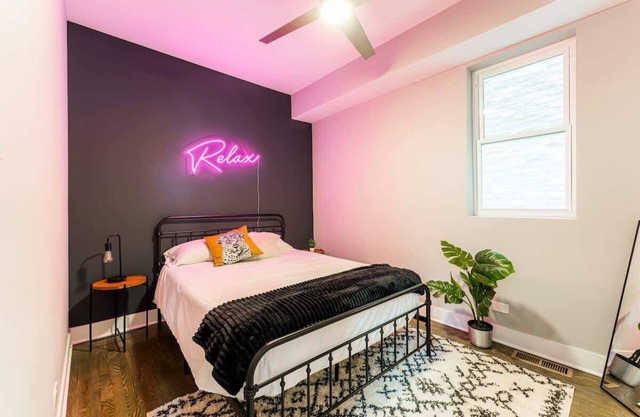 Trendy & Luxe 2BR/2BA - West Town near 'L' & Dtwn