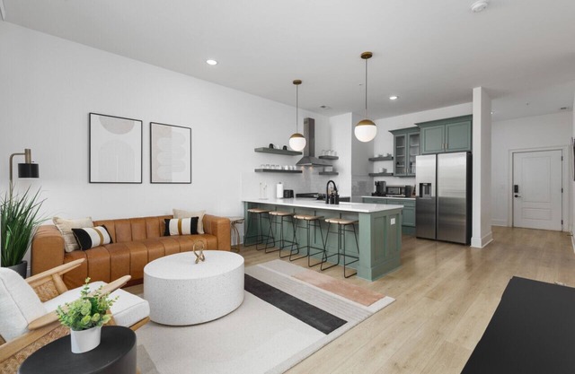 Trendy Spacious Condo, Walk to Coffee + Restaurants