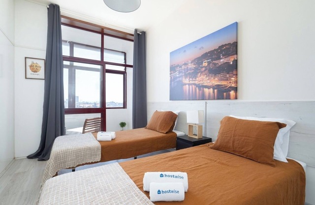 Trendy Sunny Flat w/Balcony | Clérigos