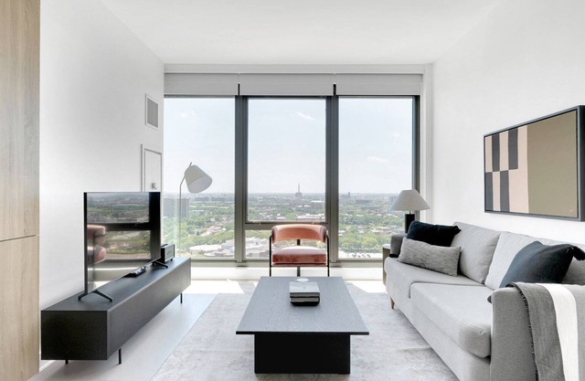 Trendy West Loop 1BR w/Gym & Coworking, nr UIC, by Blueground