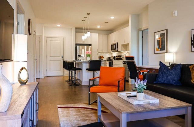 Trilogy 327 · Luxury 2BR apt | Sleep 8 w/Gym & Pool Chapel Hill*
