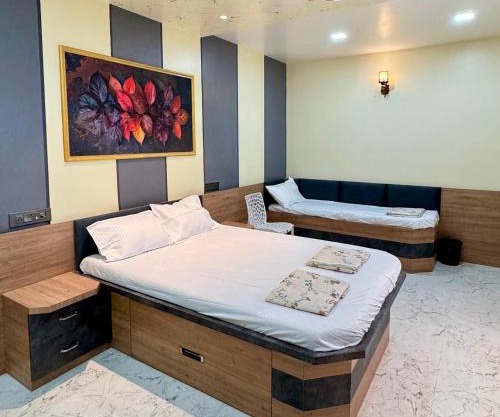 Trinetra Yatri Niwas