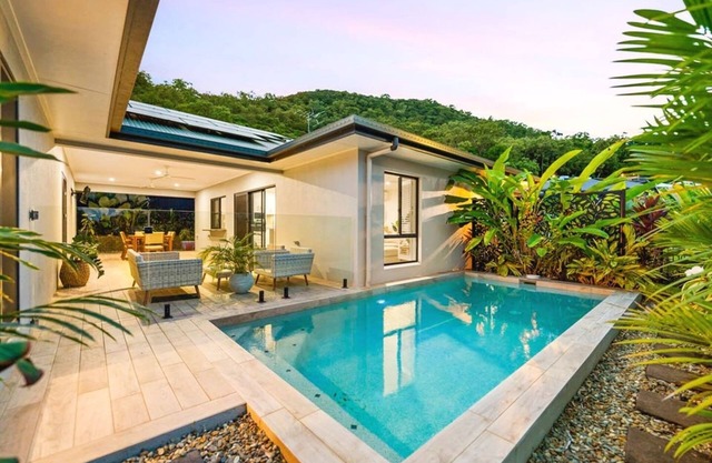 Trinity Beach Breeze- Luxury Pavilion-Style Villa | Private Pool & Mountain Views | Walk to Beach
