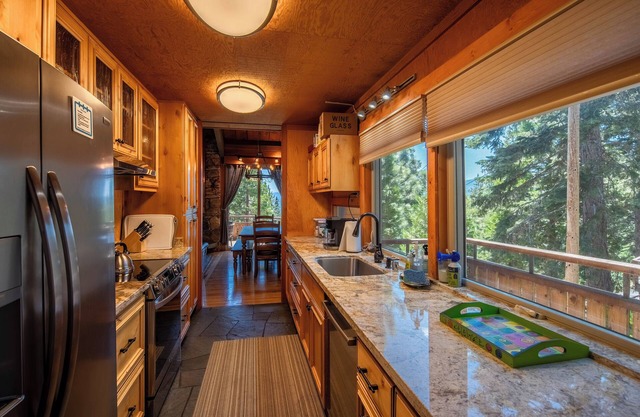 Trinity Tree House- Hot Tub- SKi Bum Stop/SAUNA