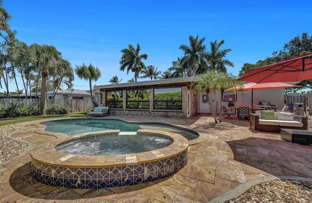 Tropical Bliss Alfresco Villa - pool & hot tub - under 10 minutes to ocean