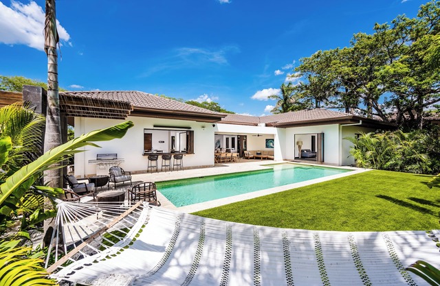 Tropical Luxury Home, private beach access, Kids Paradise Game room, full time maid