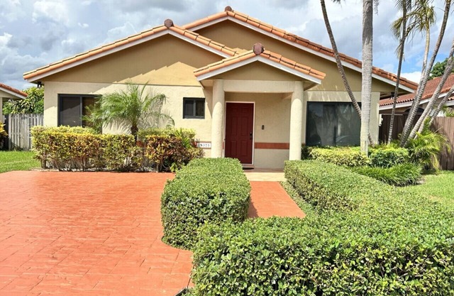 Tropical Oasis home w Community Pool great area