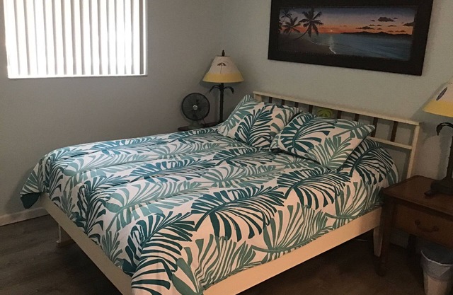 Tropical Todd guest room is walkable to the beach! Total privacy and secure !
