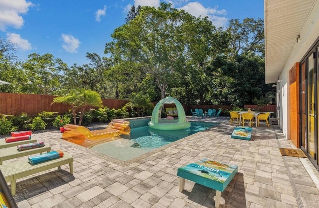 Tropical Vibe 6BR Sleeps 21 Heated Pool Hot Tub