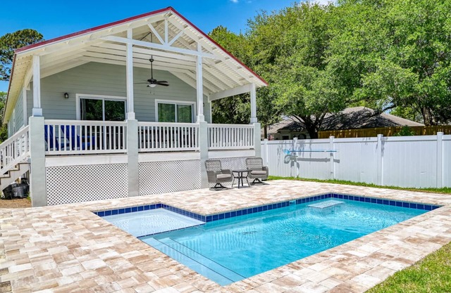 Tropical Winds - Heated Pool & Firepit! Walk to the Beach!
