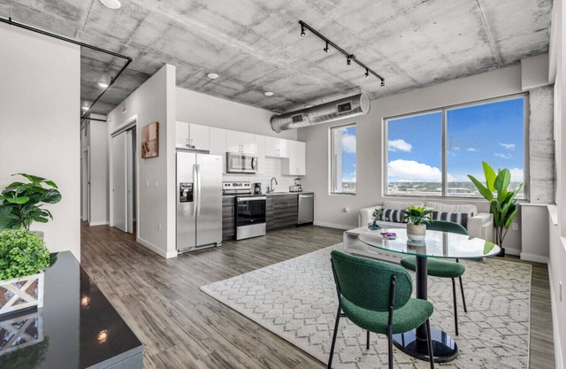 Tropicana Field 1 Bed in Downtown W/Free Parking