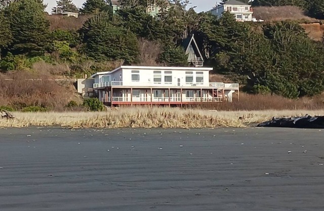 True Beachfront! 4BR, 4BA with amazing views and direct beach access. Hot Tub!