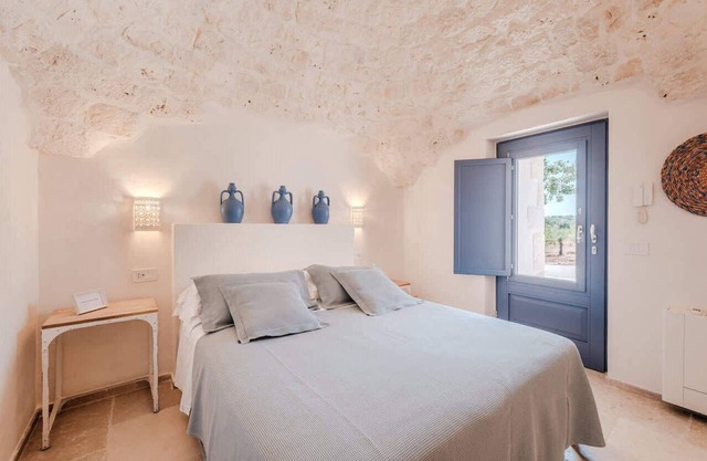 Trulli Puglia Rosa Su