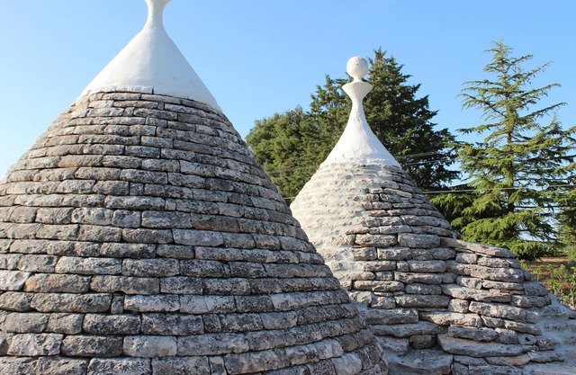Trulli & Villa Camilla, live and breathe an air of other times ...