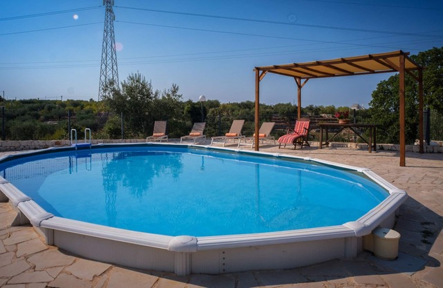 TRULLO IN PRIVATE COTTAGE, SWIMMING POOL, GARDEN, ANCIENT OLIVE TREES, WI-FI, BARBECUE