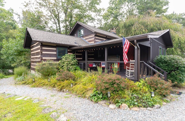 Tucked Away - updated cabin 1/3 mile from Blue Ridge Parkway