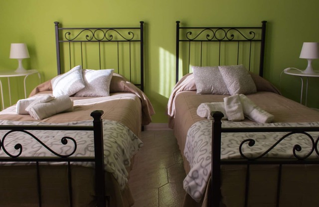 TULIP ROOM WITH BALCONY IN APARTMENT NEAR SAN PIETRO up to TWO PEOPLE