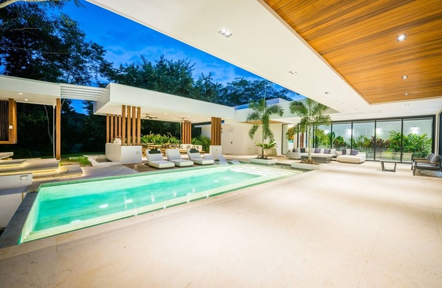 Turtle Luxury Villa, Breakfast & Dinner Included!
