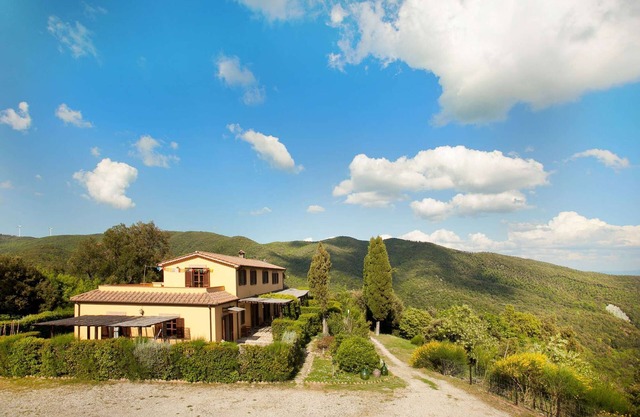 Tuscan farmhouse surrounded by nature and near the sea for 25 people
