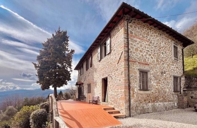 Tuscan Farmhouse ‘Villa Giuseppe’. Sleeps 8 with swimming pool. Pet friendly.