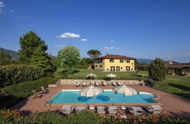 Tuscan Farmhouse Villa With Abstract Coloring