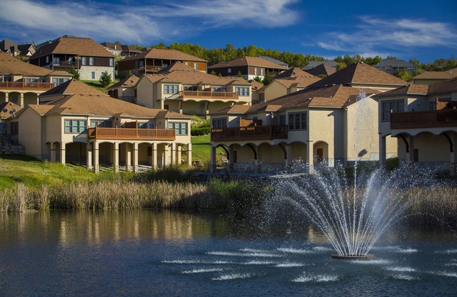 Tuscany Hills 3 Bedroom Villa by RedAwning